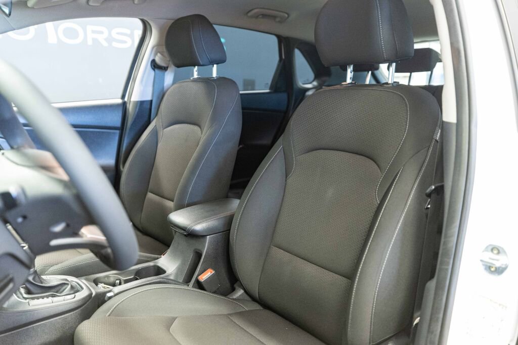 Used 2018 Hyundai Elantra GT FWD image 11