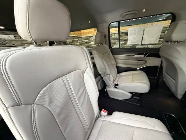 Used 2023 Jeep Wagoneer Series III AWD/4WD image 34