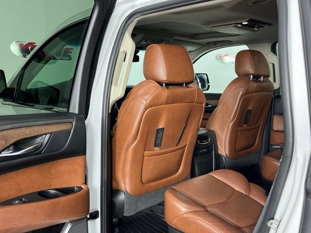 Used 2018 Cadillac Escalade Luxury AWD/4WD image 27