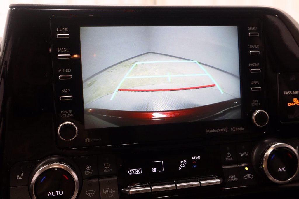 Used 2022 Toyota Highlander XLE AWD/4WD image 2