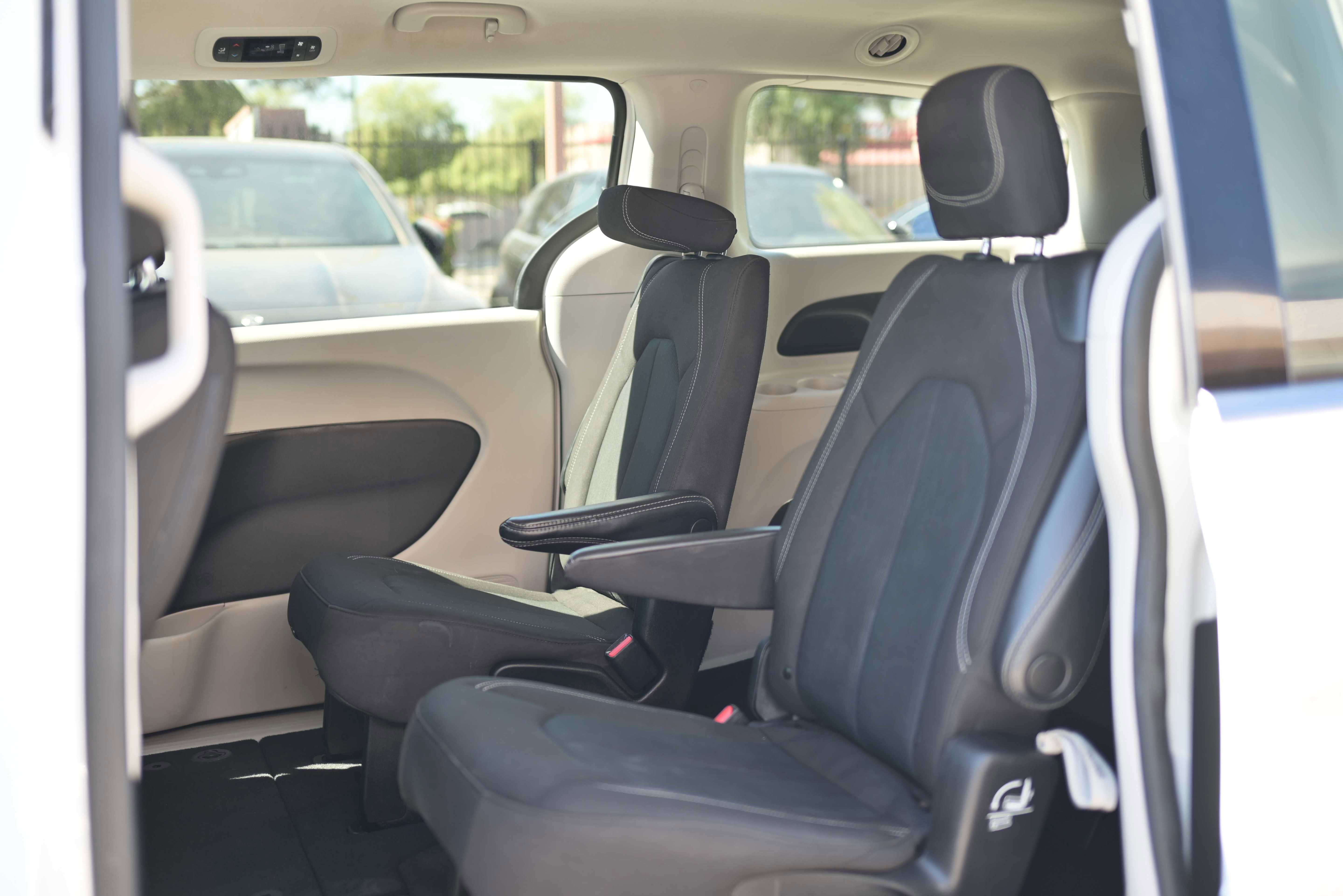 Used 2022 Chrysler Voyager LX image 10
