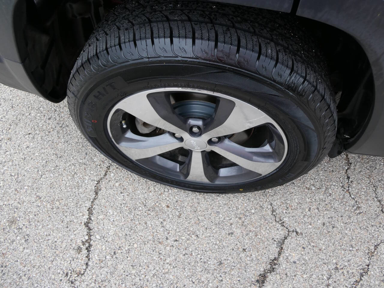 Used 2019 Jeep Cherokee Limited image 30