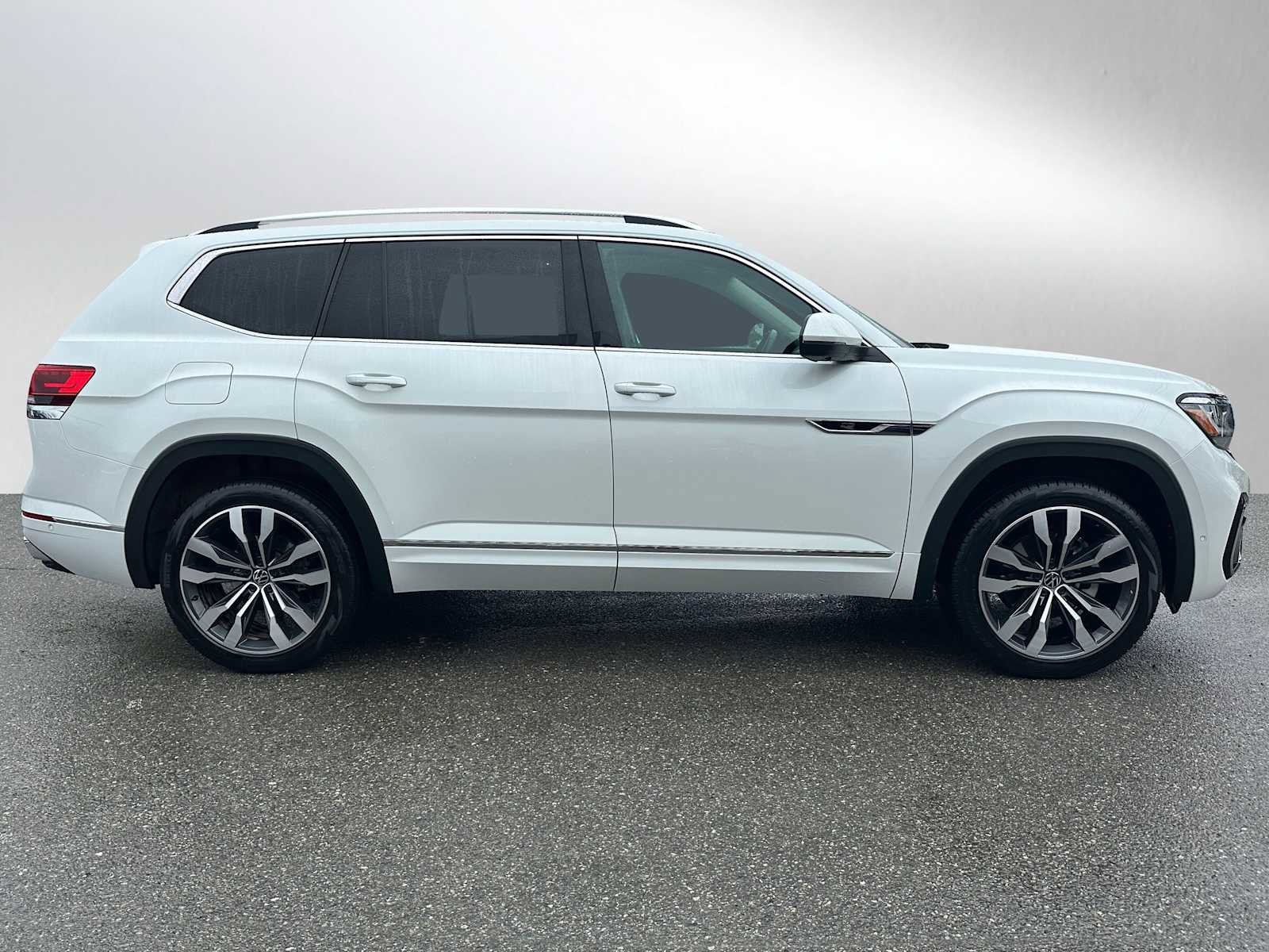 Used 2023 Volkswagen Atlas SEL Premium AWD/4WD image 2
