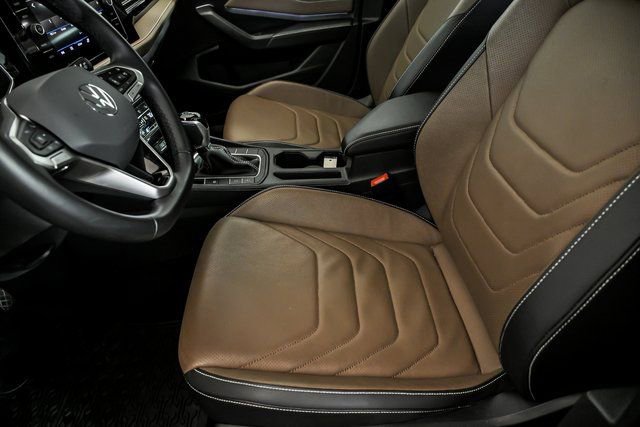 Certified 2025 Volkswagen Jetta SEL image 11