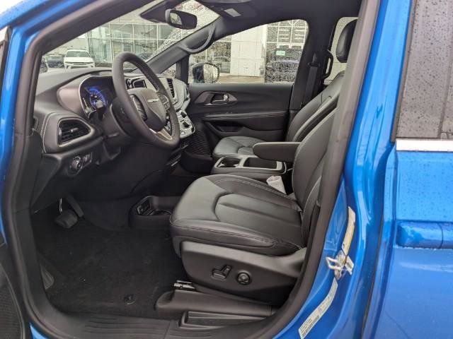 New 2026 Chrysler Pacifica Select image 8