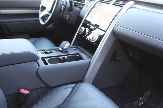 Used 2025 Land Rover Discovery Dynamic SE image 28
