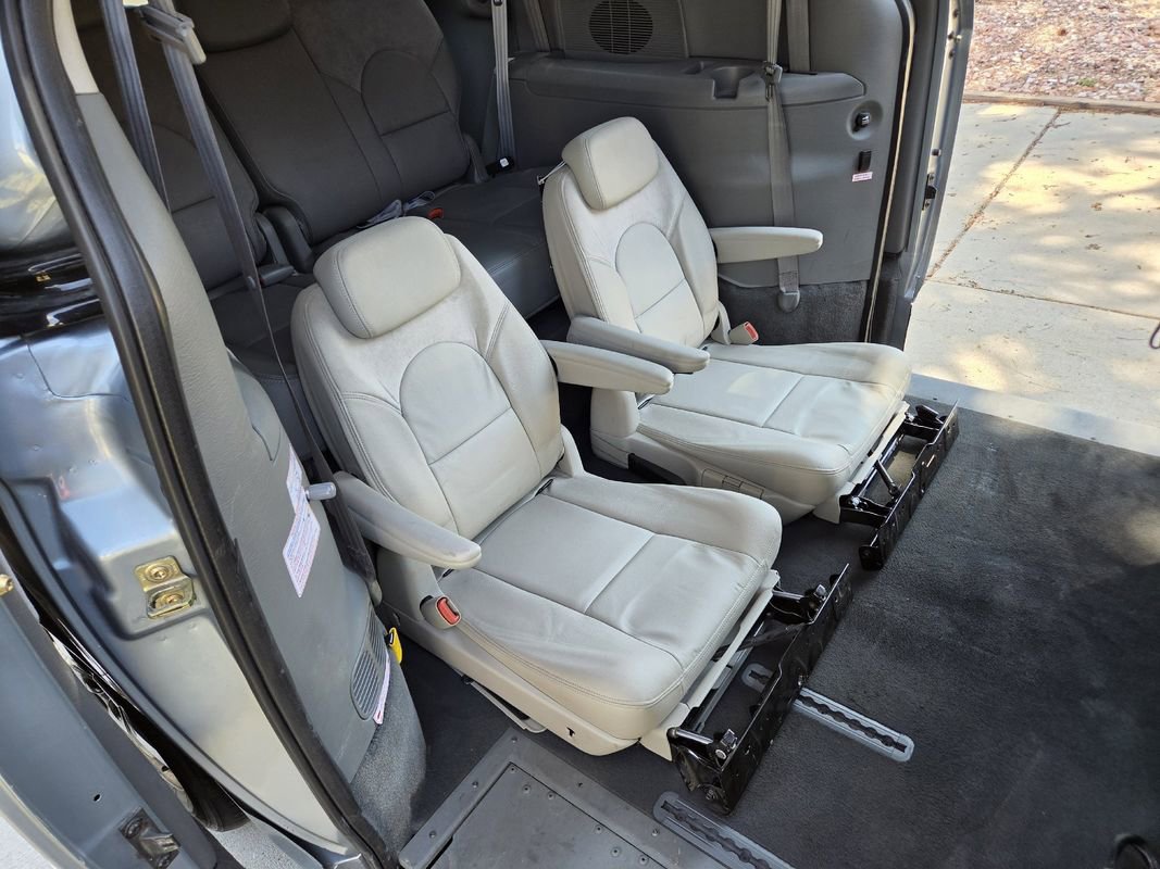 Used 2005 Dodge Grand Caravan SXT w/ Leather Interior Group FWD image 50