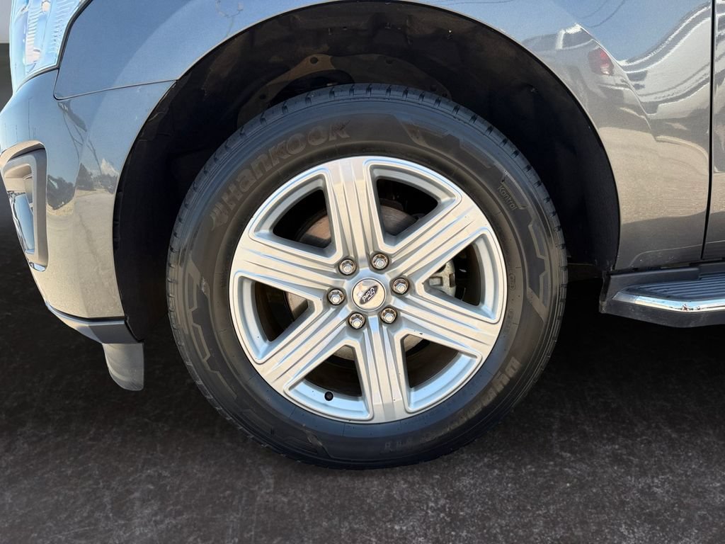 Used 2018 Ford Expedition XLT w/ Equipment Group 202A AWD/4WD image 9