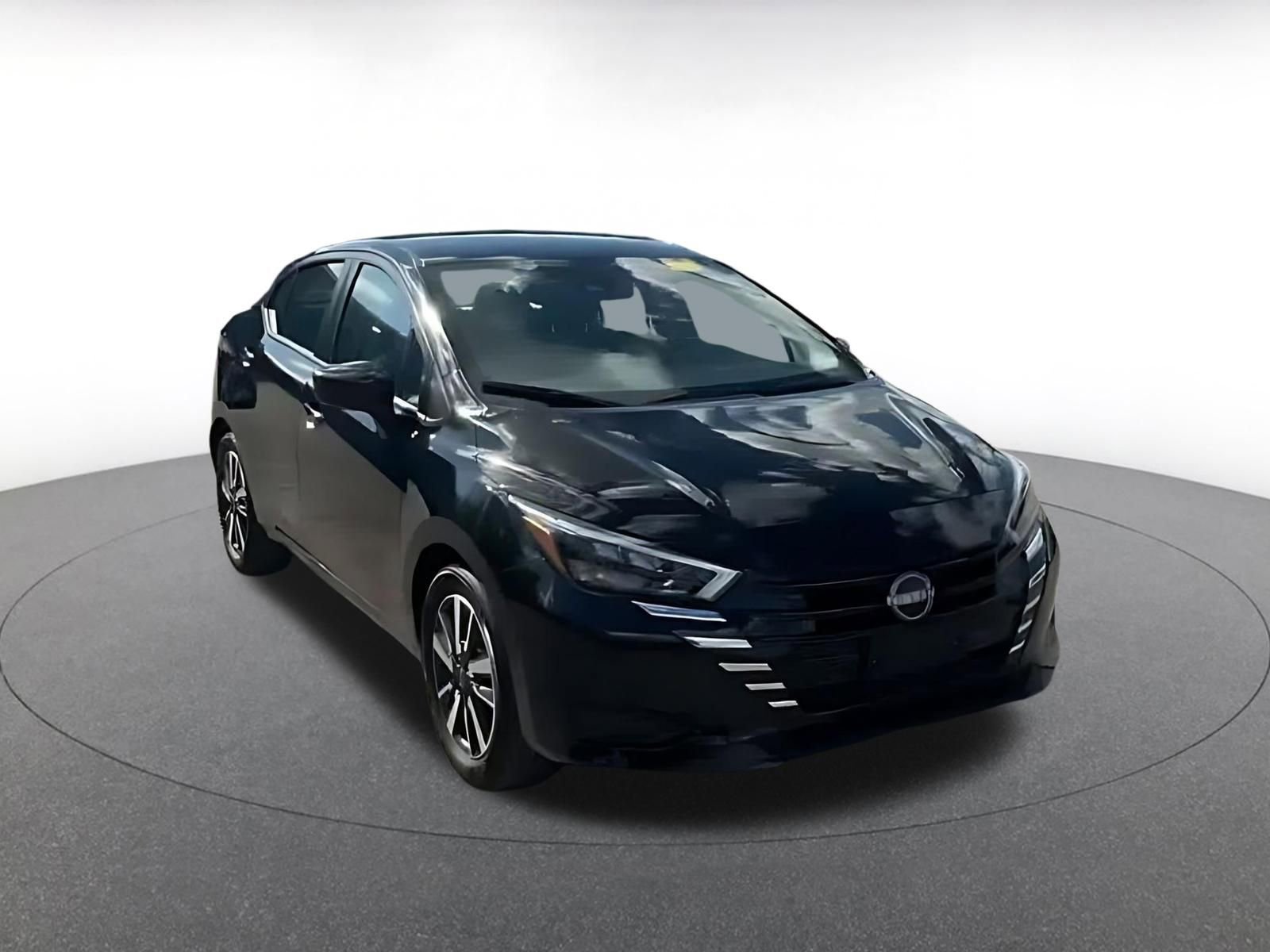 Used 2025 Nissan Versa SV image 3