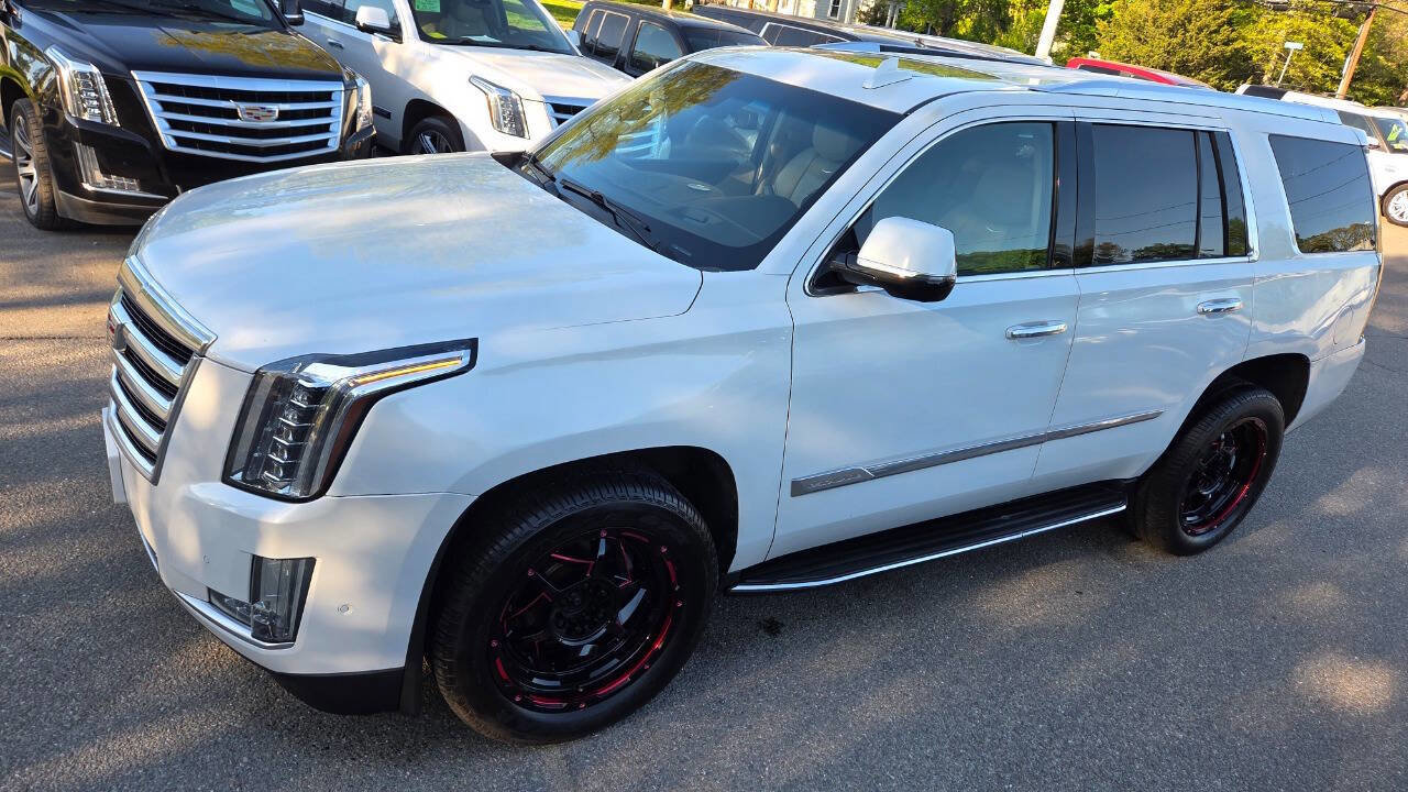 Used 2017 Cadillac Escalade Luxury AWD/4WD image 4