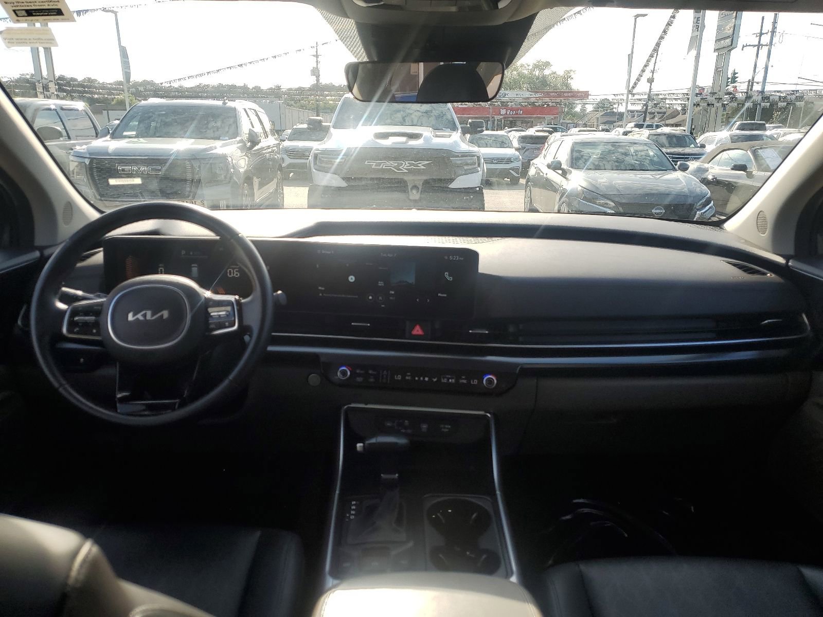 Used 2025 Kia Carnival FWD image 9