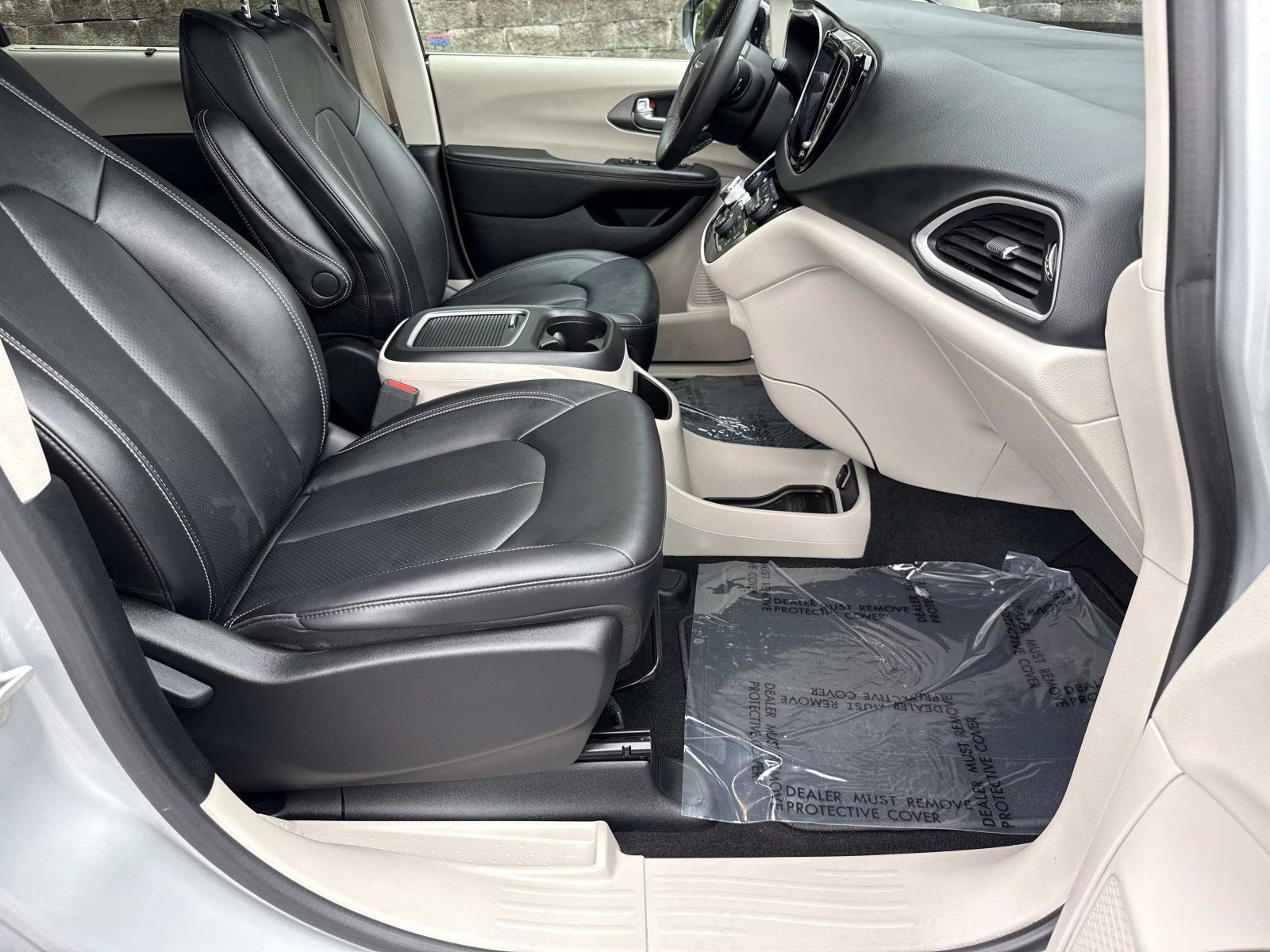 Used 2024 Chrysler Pacifica Touring-L FWD image 25