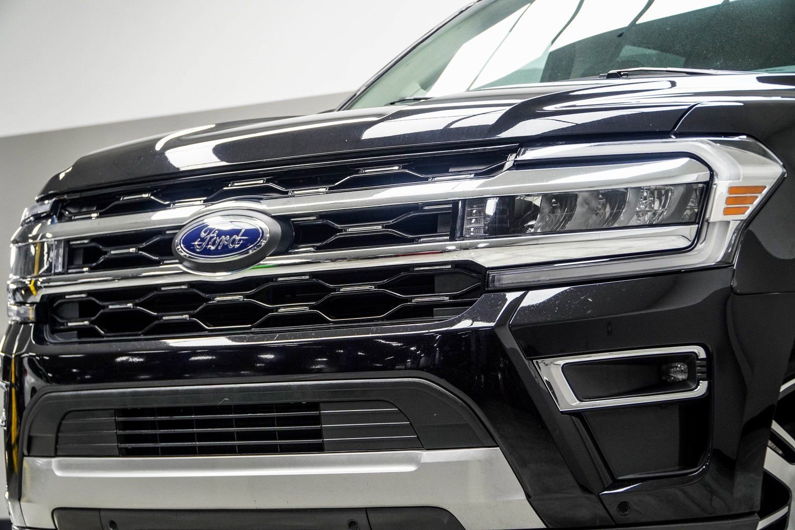 Used 2024 Ford Expedition Max Limited RWD image 2