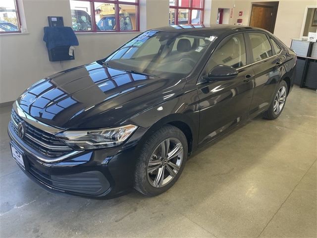 Used 2023 Volkswagen Jetta SE image 3