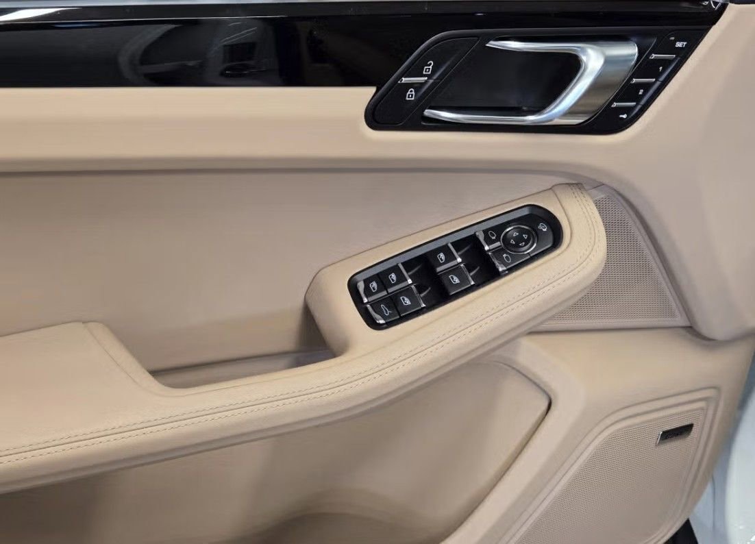 Certified 2025 Porsche Macan AWD/4WD image 17