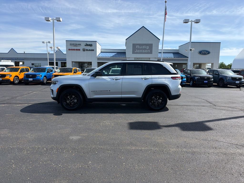 Used 2025 Jeep Grand Cherokee Altitude AWD/4WD image 2