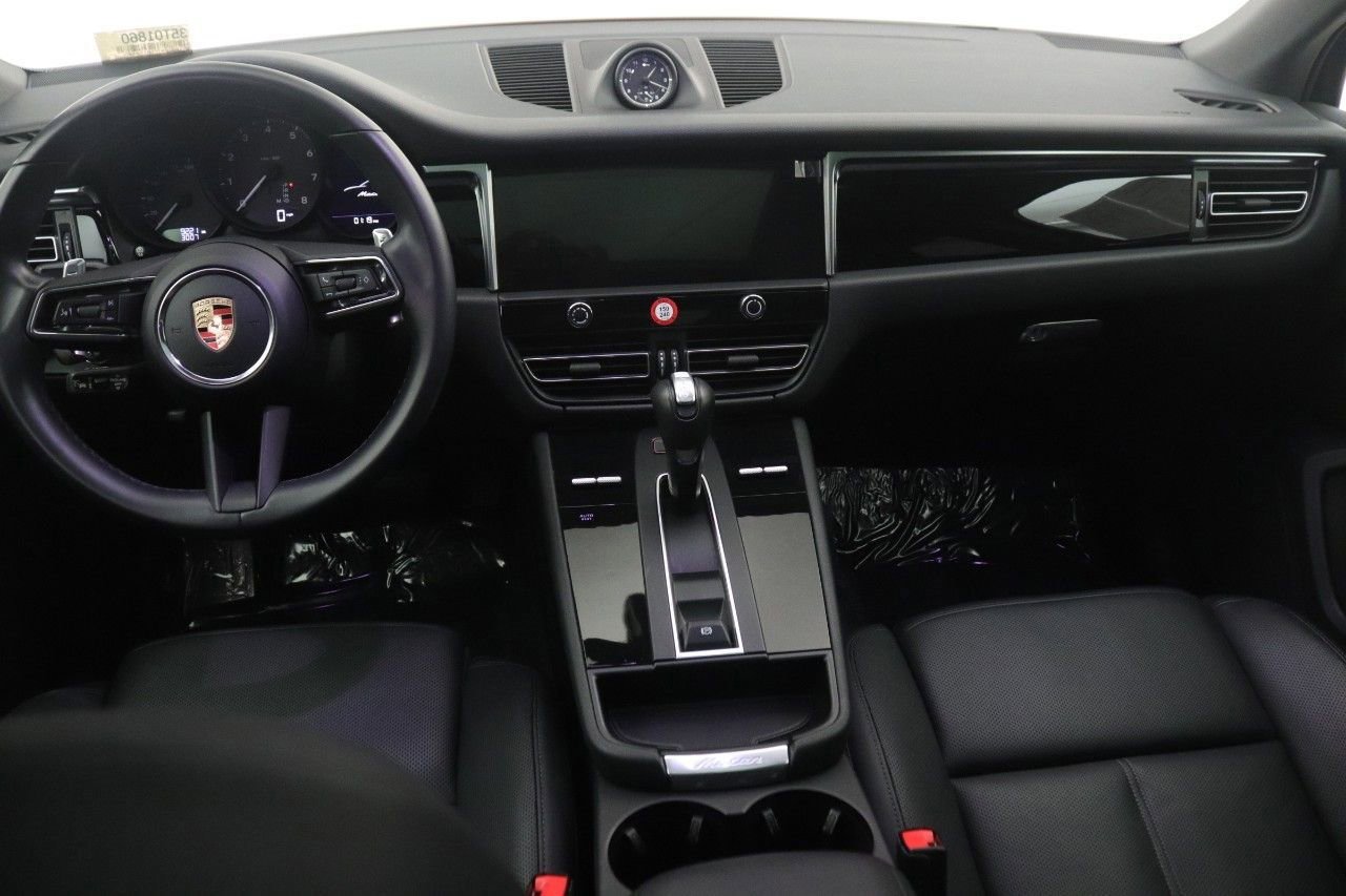 Used 2023 Porsche Macan Turbo image 9