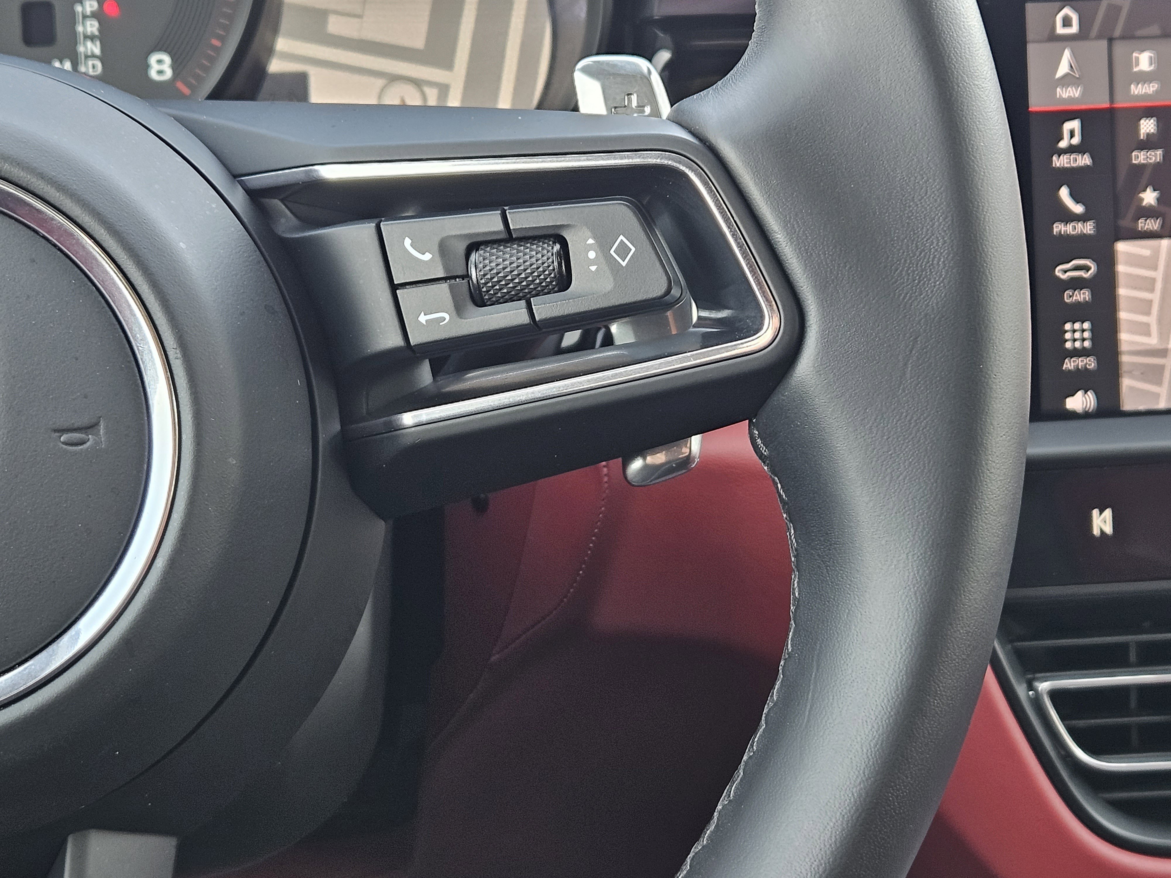 Used 2023 Porsche Macan Turbo image 27