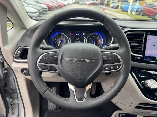 Used 2024 Chrysler Pacifica Touring-L image 28