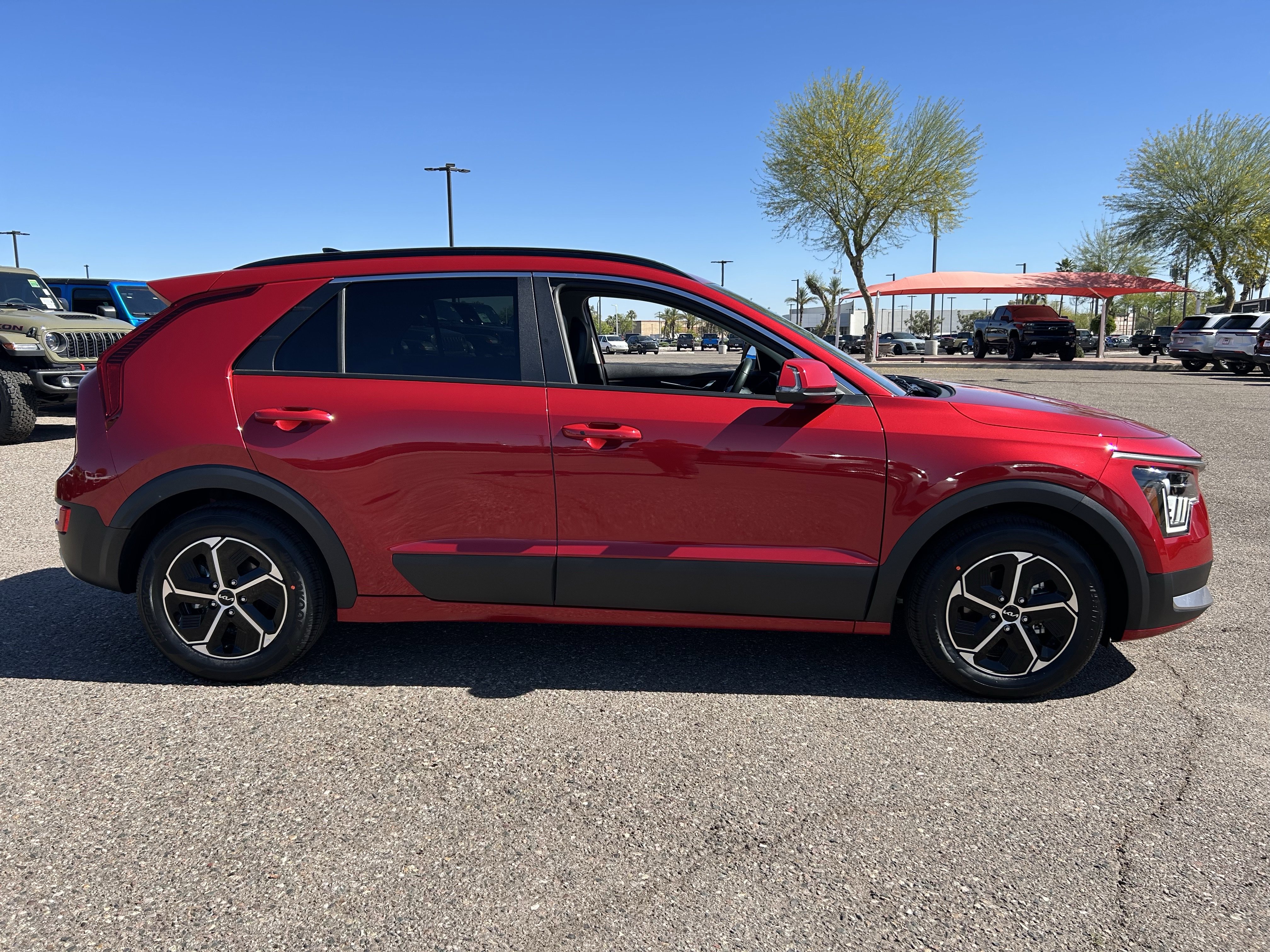 Used 2025 Kia Niro EX image 6