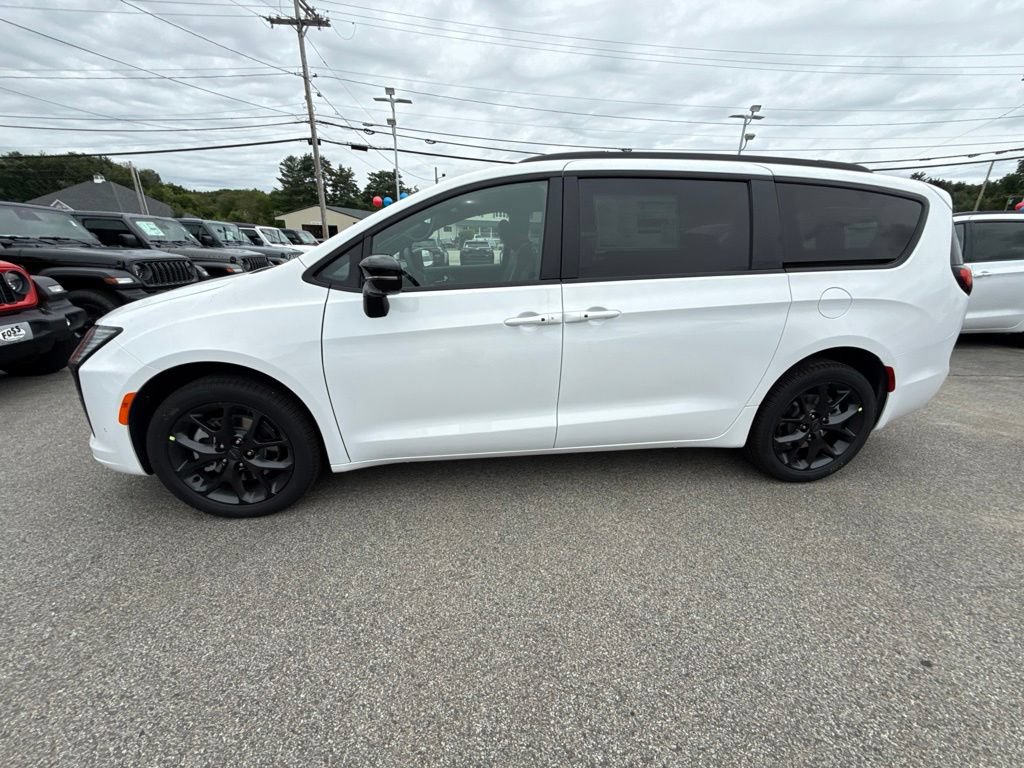 New 2027 Chrysler Pacifica Limited AWD/4WD image 2