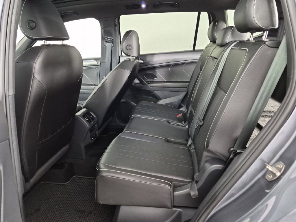 Used 2023 Volkswagen Tiguan SE R-Line FWD image 29