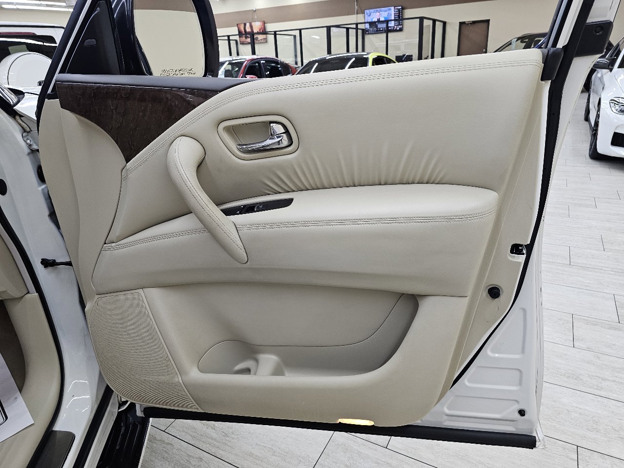 Used 2016 INFINITI QX80 2WD w/ 22" Wheel Package image 40