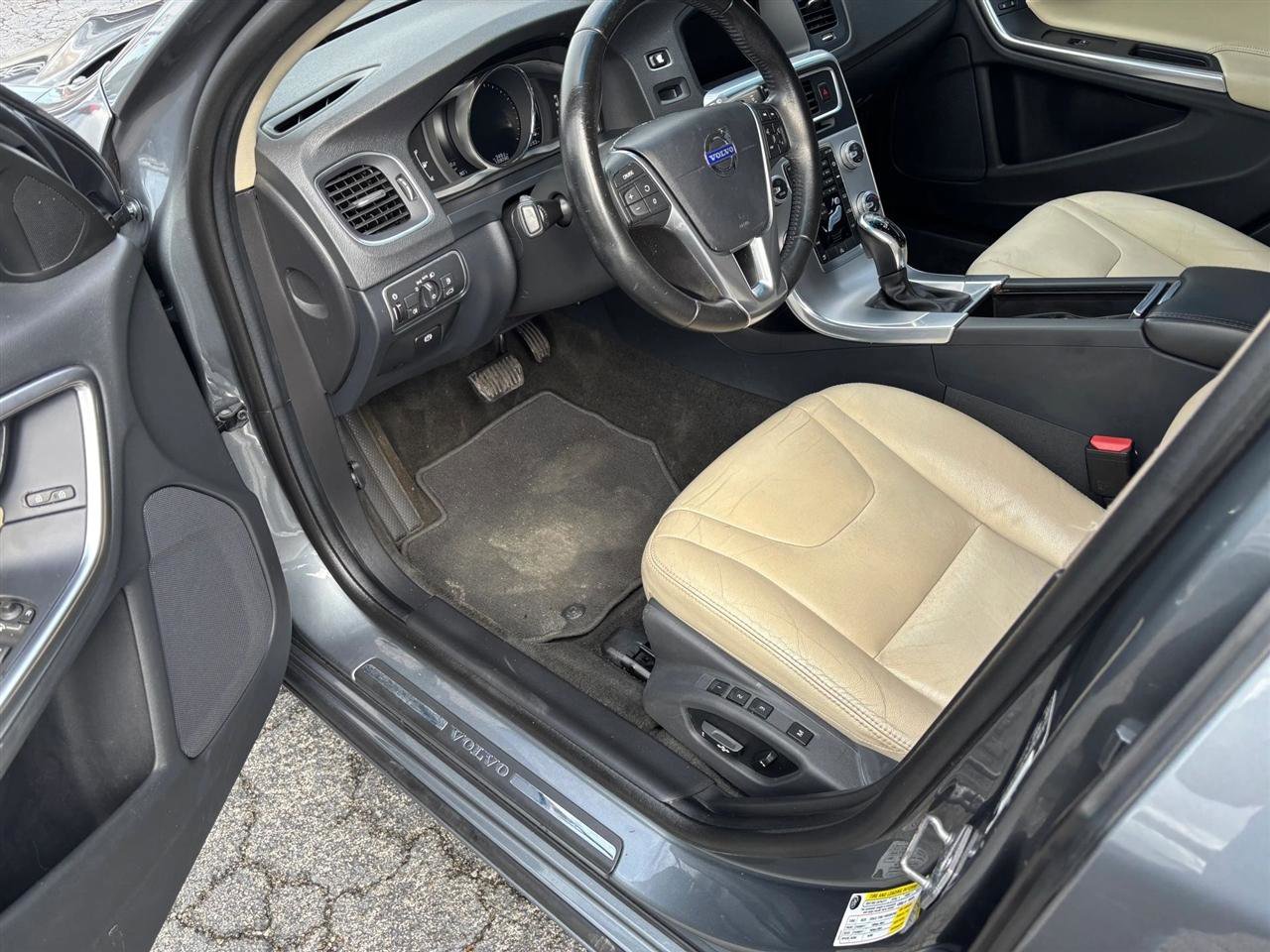 Used 2017 Volvo V60 T5 Premier w/ Convenience Package image 10