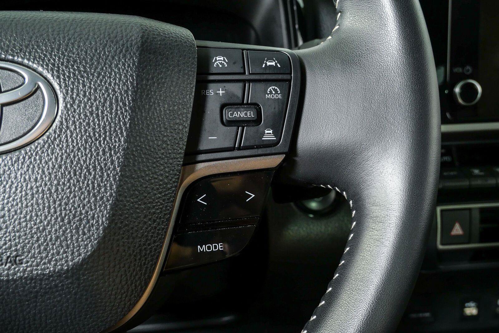 Used 2025 Toyota Camry SE w/ Convenience Package FWD image 11