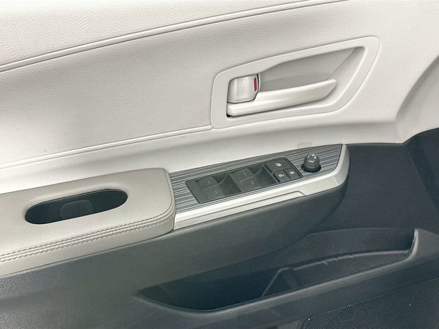 Used 2025 Toyota Sienna LE image 22