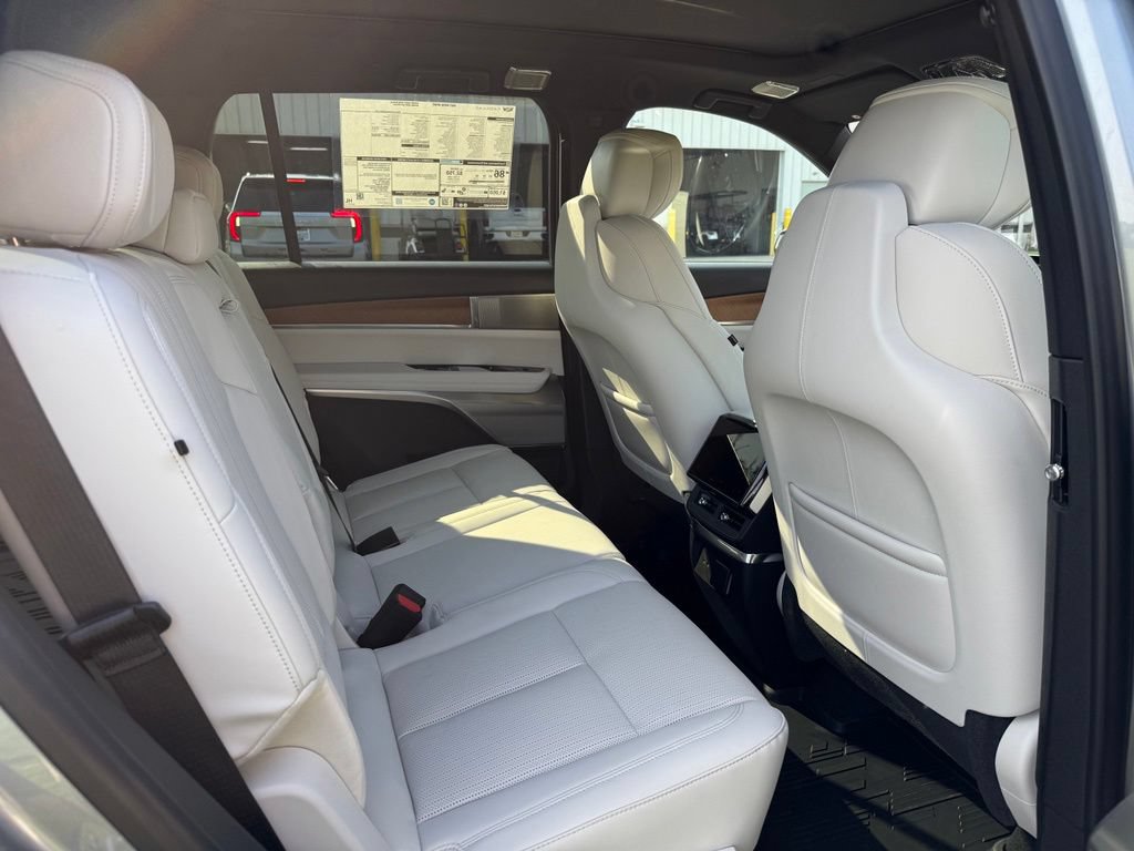 New 2027 Cadillac Vistiq Sport w/ LPO, Floor Liner Package AWD/4WD image 33
