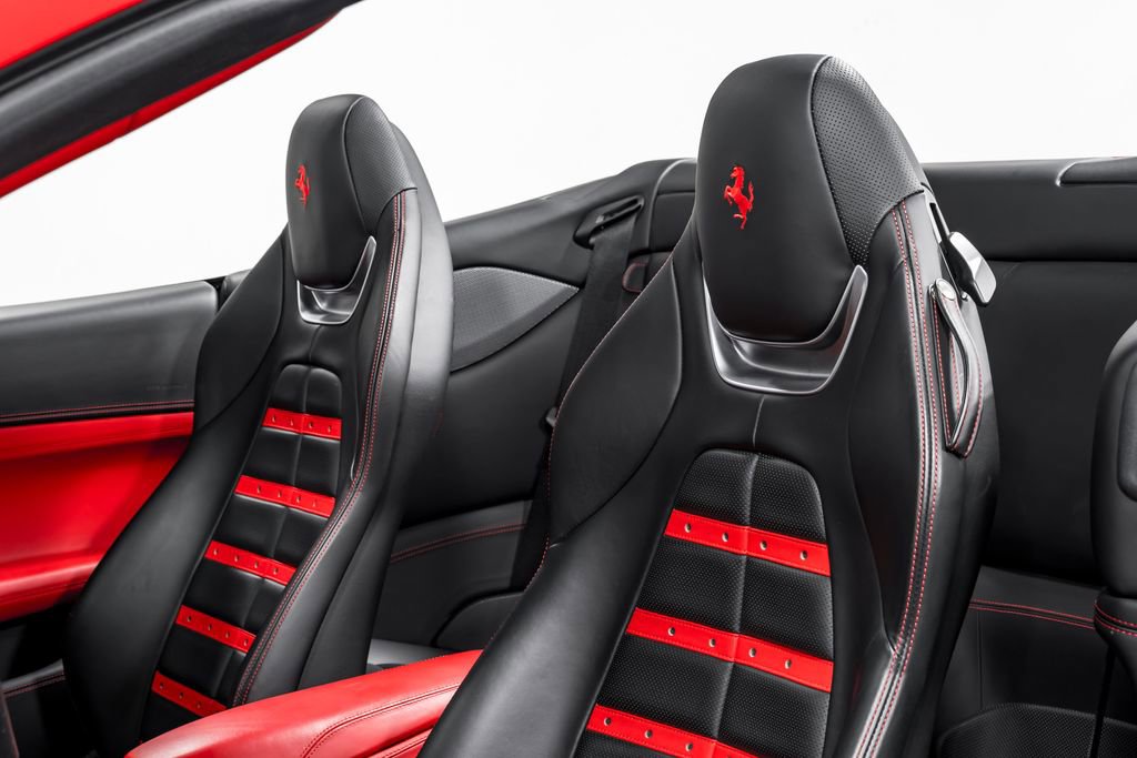 Used 2020 Ferrari Portofino RWD image 17