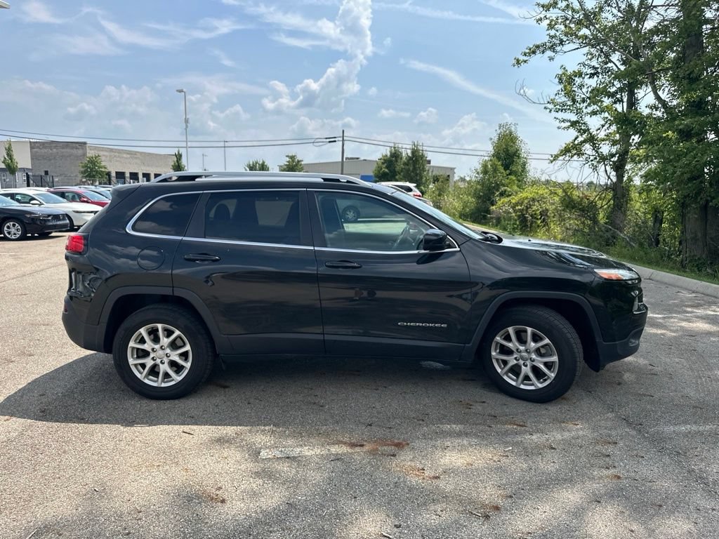 Used 2016 Jeep Cherokee Latitude w/ Cold Weather Group AWD/4WD image 12