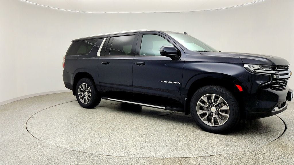 Used 2022 Chevrolet Suburban LT w/ LT Signature Plus Package AWD/4WD image 3
