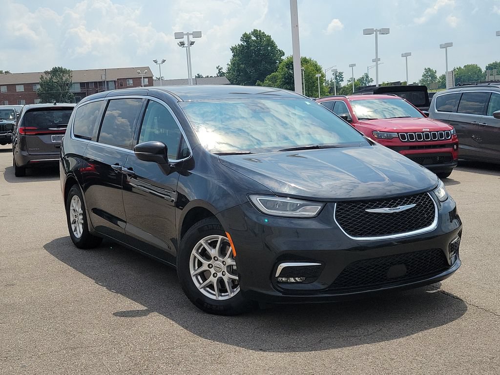 Used 2023 Chrysler Pacifica Touring-L FWD image 34