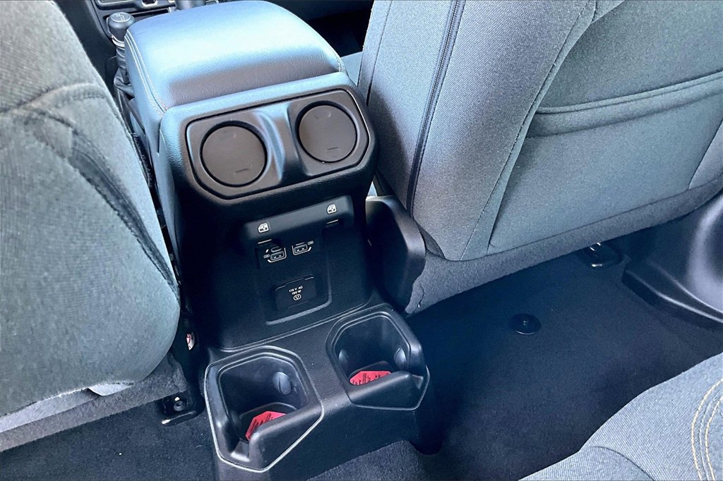 Used 2024 Jeep Wrangler Sahara image 33