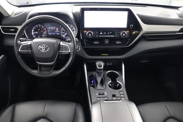 Used 2023 Toyota Highlander XLE image 2