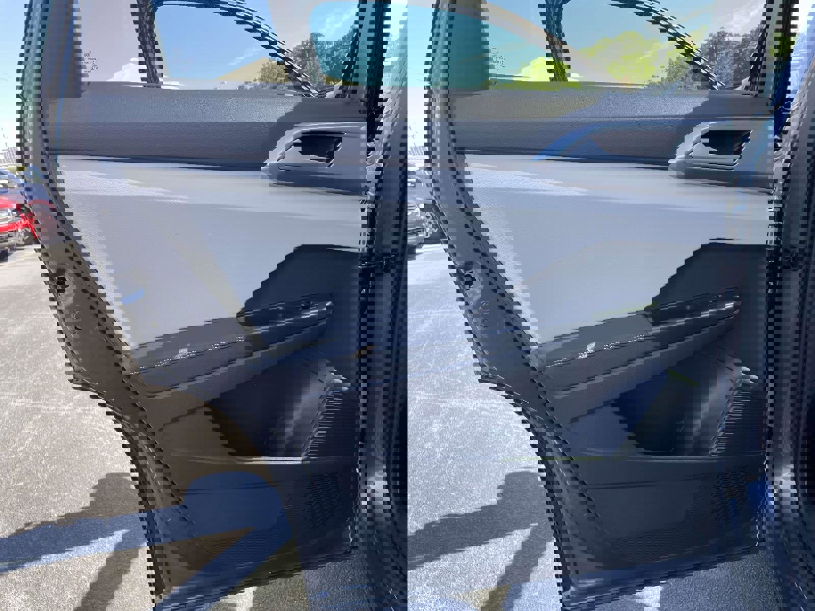 Used 2025 Volkswagen Taos SE w/ Panoramic Sunroof Package FWD image 11