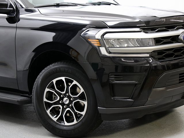 Used 2024 Ford Expedition Max XLT image 3