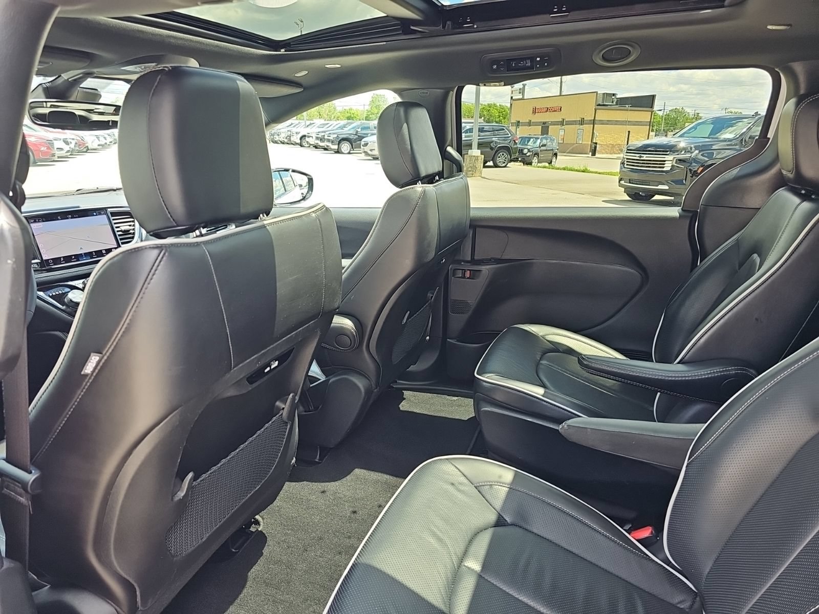 Used 2024 Chrysler Pacifica Premium FWD image 23