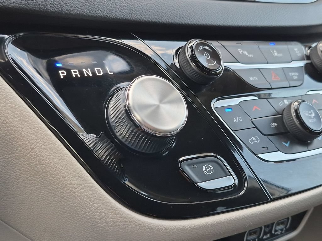 Used 2023 Chrysler Pacifica Touring-L FWD image 28
