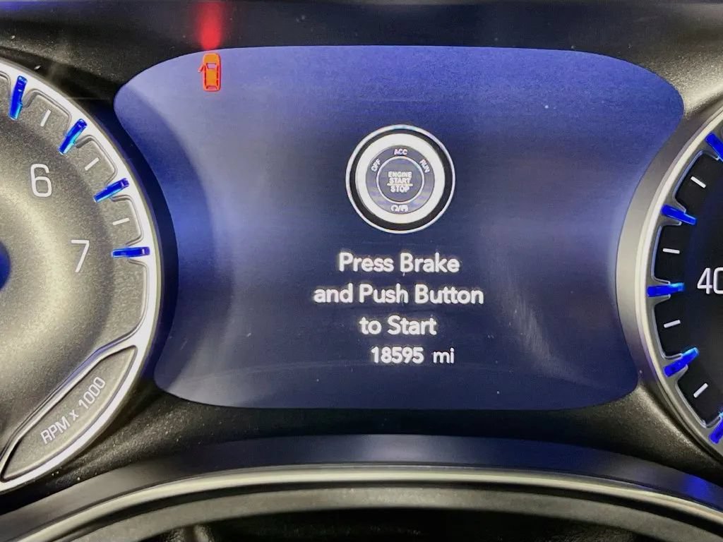 Used 2025 Chrysler Pacifica Limited w/ Trailer Tow Group FWD image 13