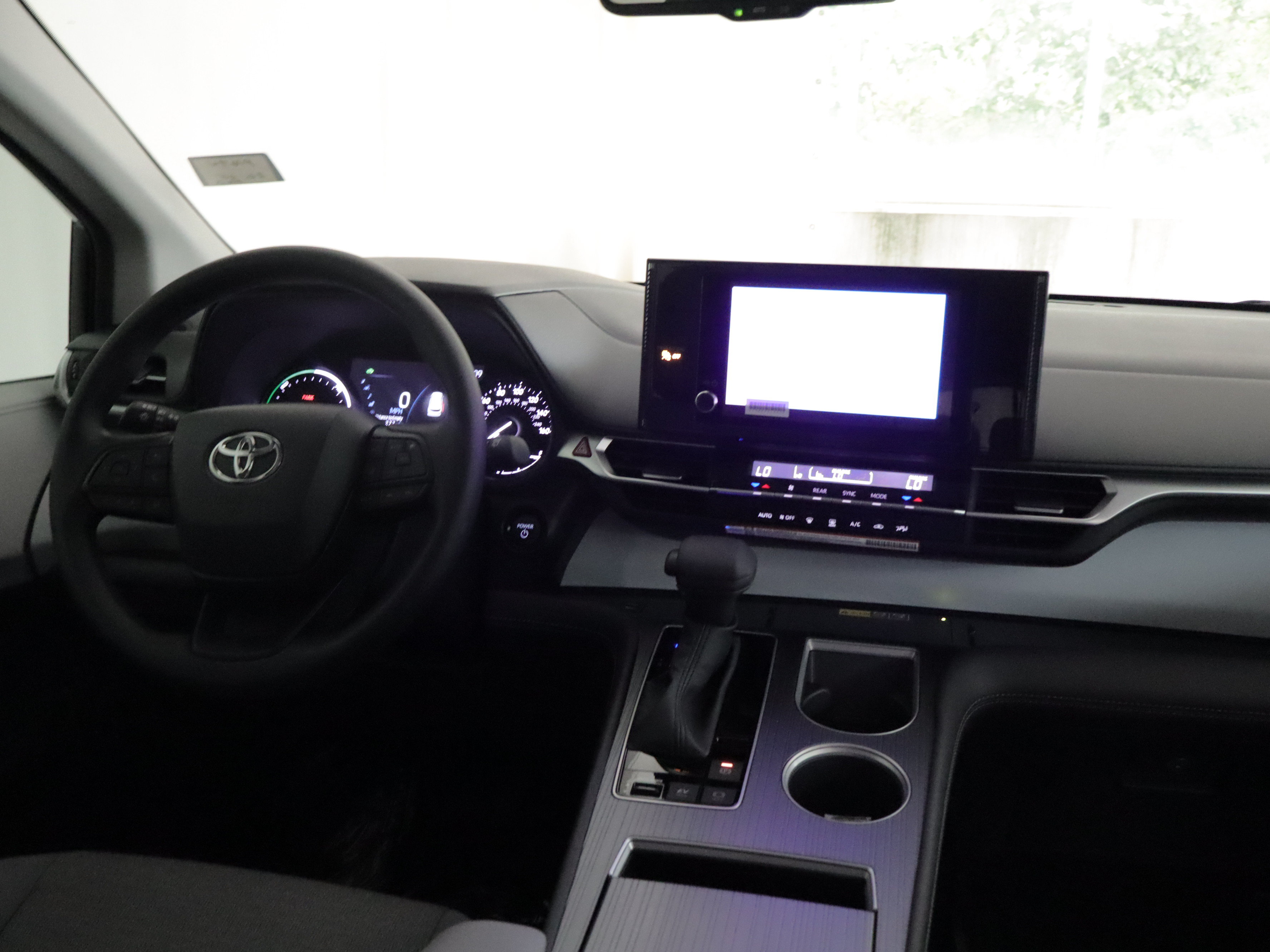 Used 2026 Toyota Sienna LE FWD image 2