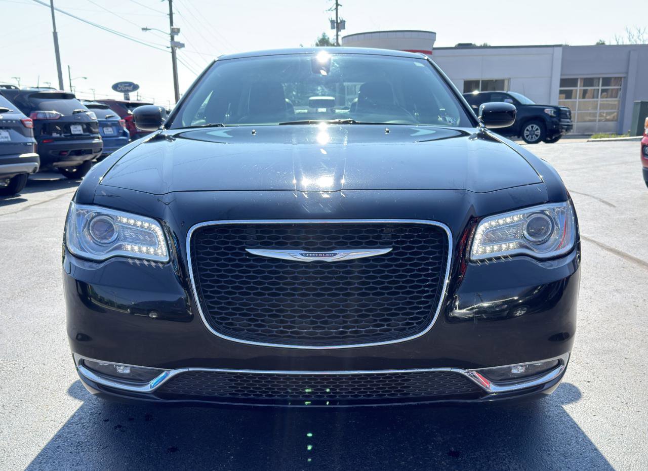 Used 2015 Chrysler 300 Limited w/ Driver Convenience Group image 4