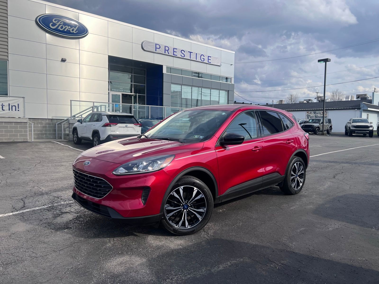 Used 2022 Ford Escape SE w/ SE Sport Appearance Package image 3