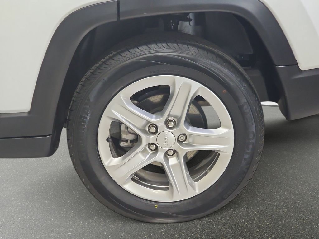 Used 2024 Jeep Compass Latitude w/ Sun and Sound Group AWD/4WD image 34