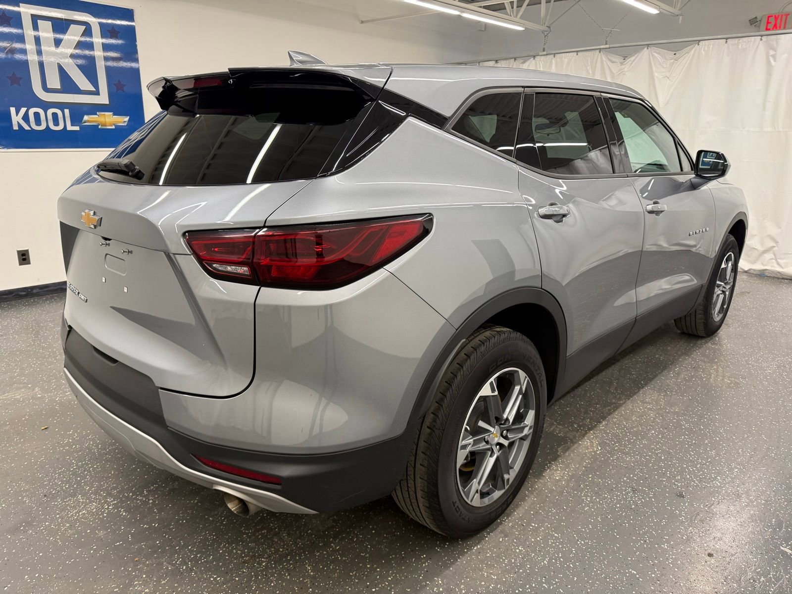 Used 2025 Chevrolet Blazer LT AWD/4WD image 2