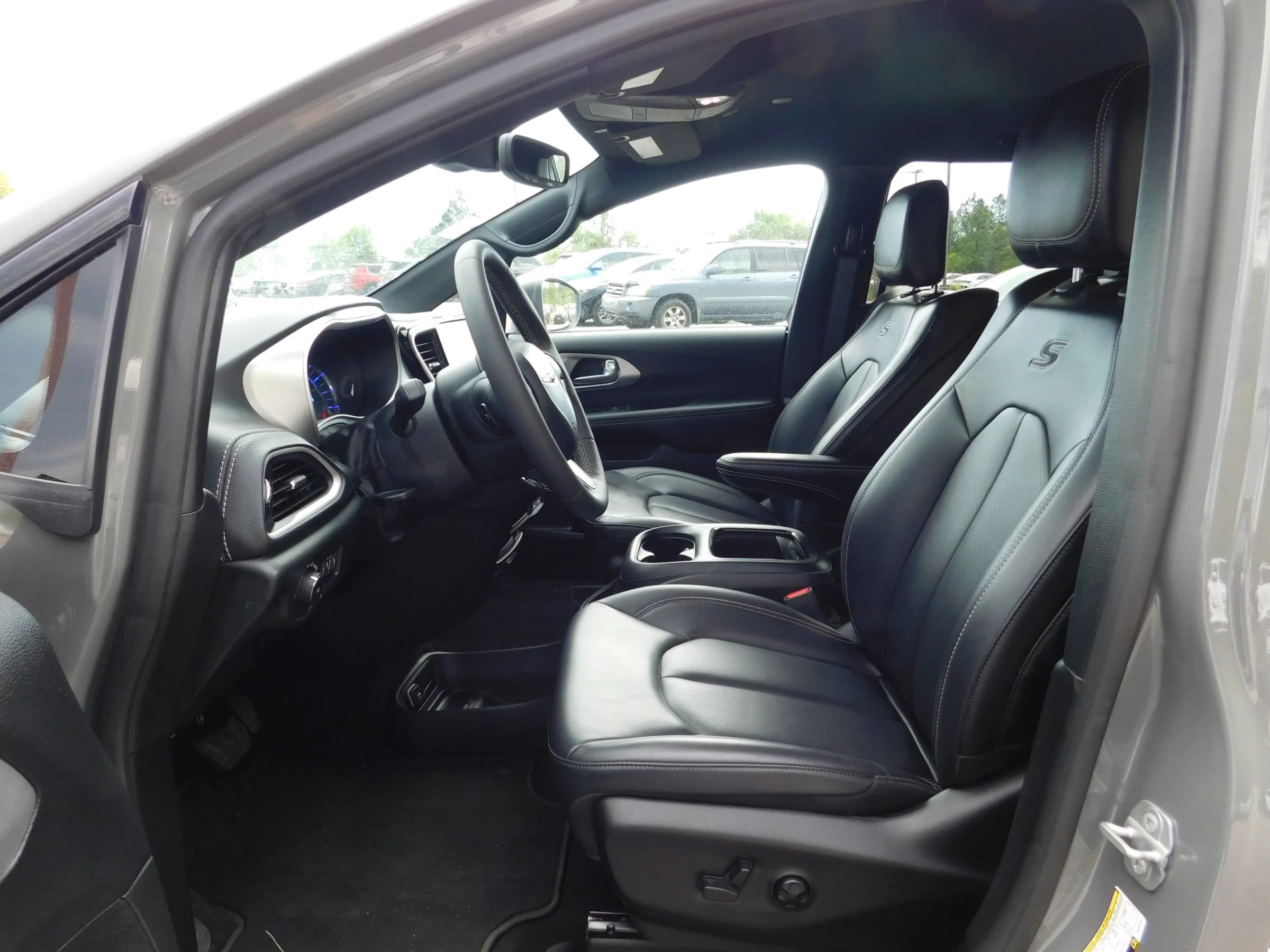 Used 2023 Chrysler Pacifica Touring-L w/ Uconnect Theater Family Group FWD image 14