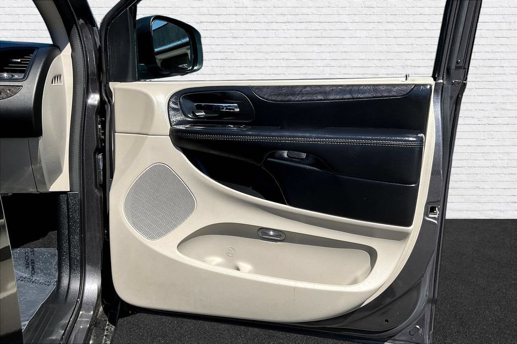 Used 2019 Dodge Grand Caravan SE FWD image 25