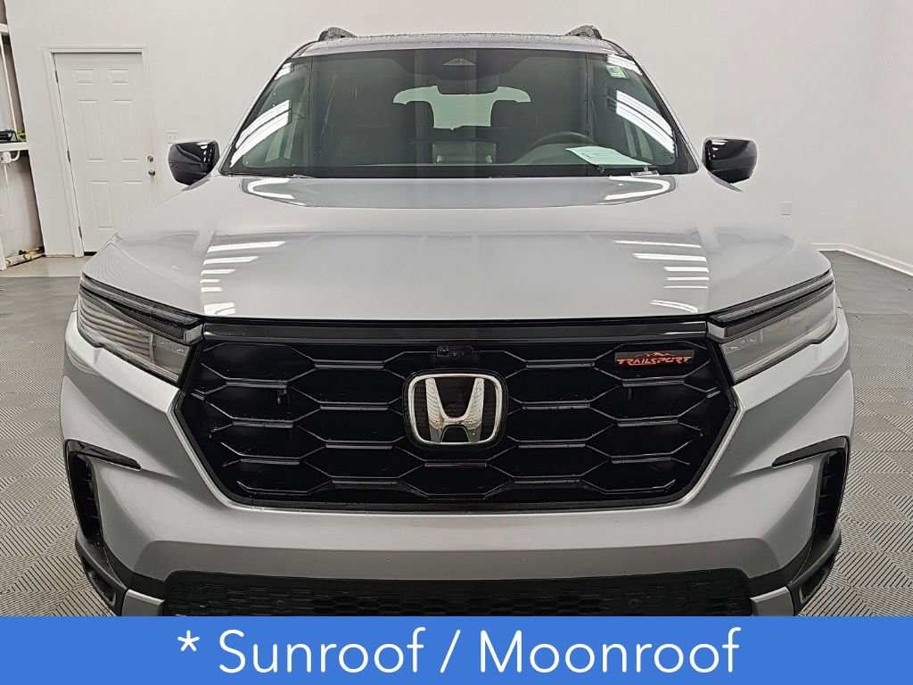 Used 2025 Honda Pilot TrailSport image 4